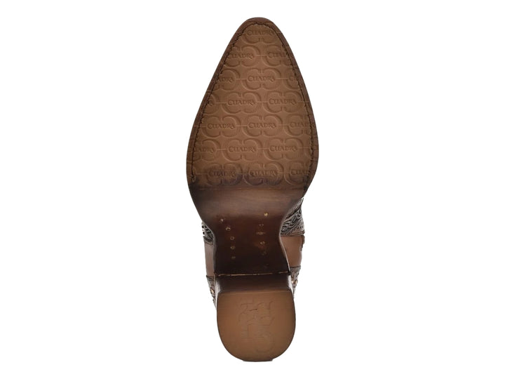 Bota de cuero color miel con detalles de piel de pitón, correas con remaches y tacón alto.