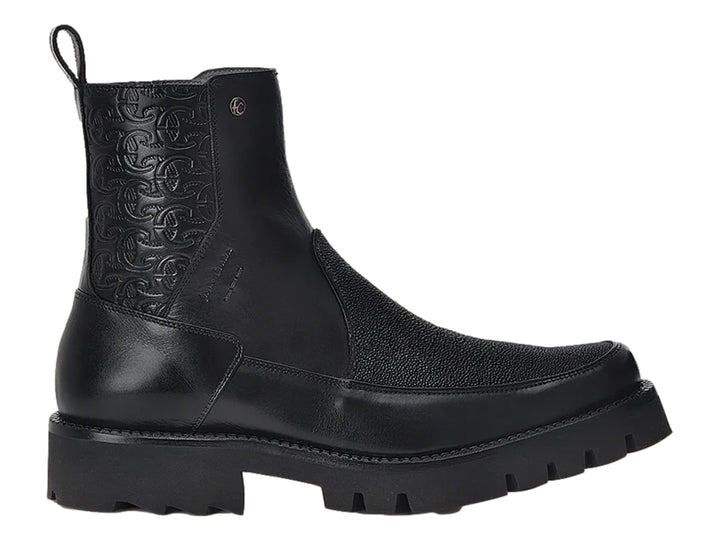 Botas Cuadra color negro con textura de piel de mantarraya y suela gruesa dentada.