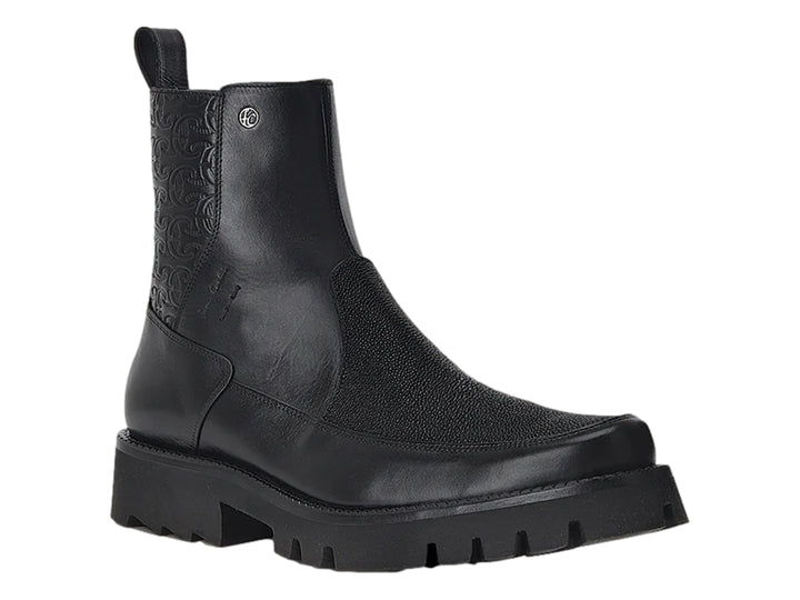 Botas Cuadra color negro con textura de piel de mantarraya y suela gruesa dentada.
