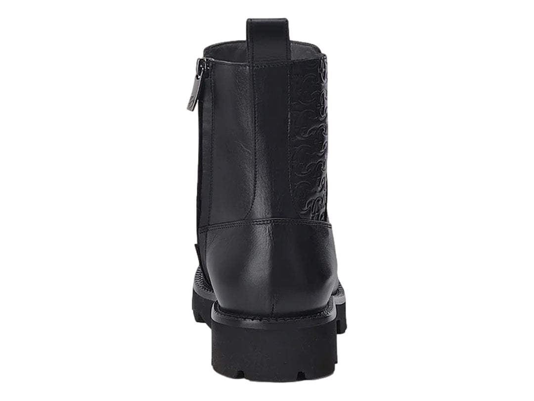 Botas Cuadra color negro con textura de piel de mantarraya y suela gruesa dentada.