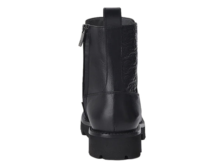 Botas Cuadra color negro con textura de piel de mantarraya y suela gruesa dentada.