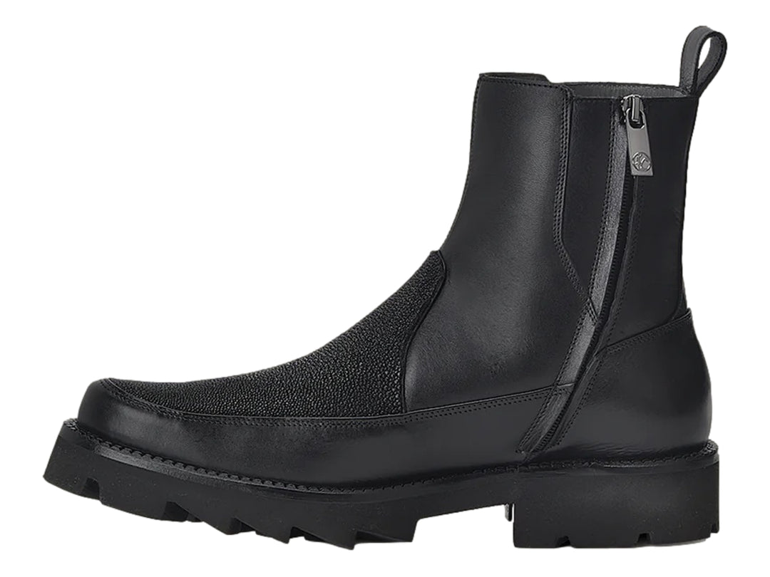 Botas Cuadra color negro con textura de piel de mantarraya y suela gruesa dentada.