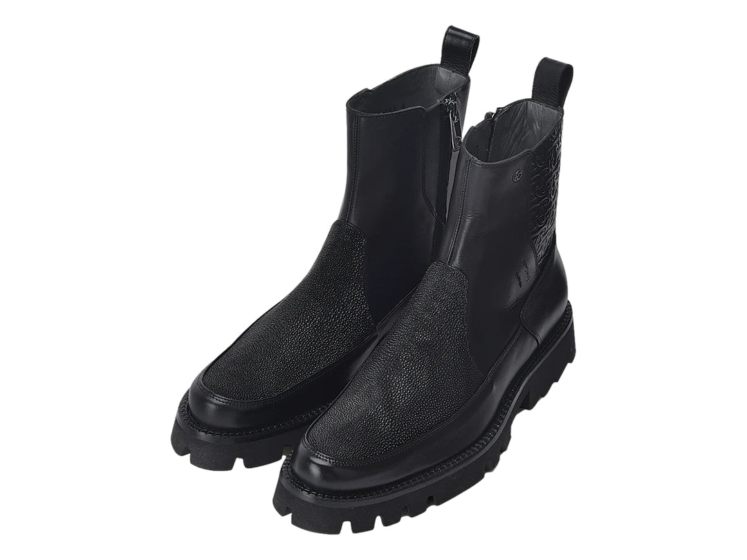 Botas Cuadra color negro con textura de piel de mantarraya y suela gruesa dentada.