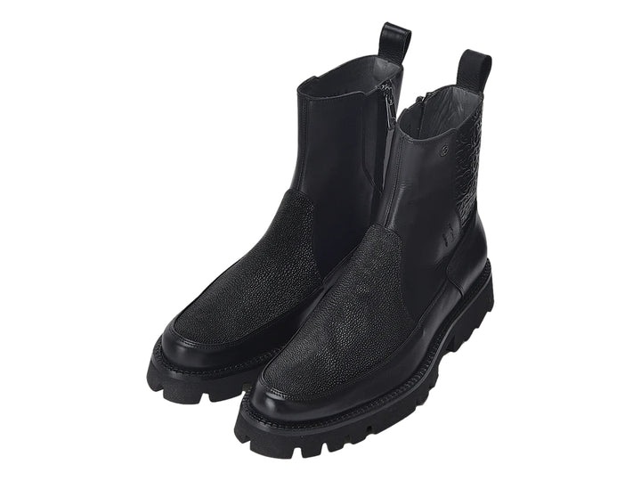 Botas Cuadra color negro con textura de piel de mantarraya y suela gruesa dentada.