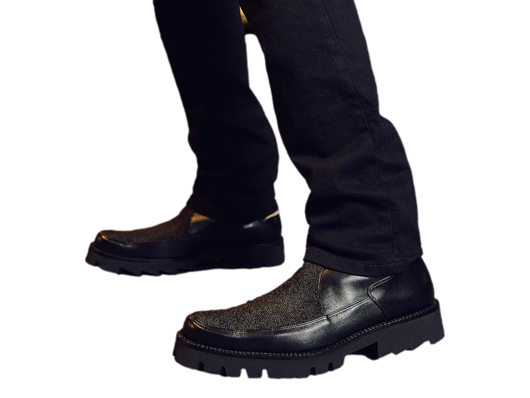 Botas Cuadra color negro con textura de piel de mantarraya y suela gruesa dentada.