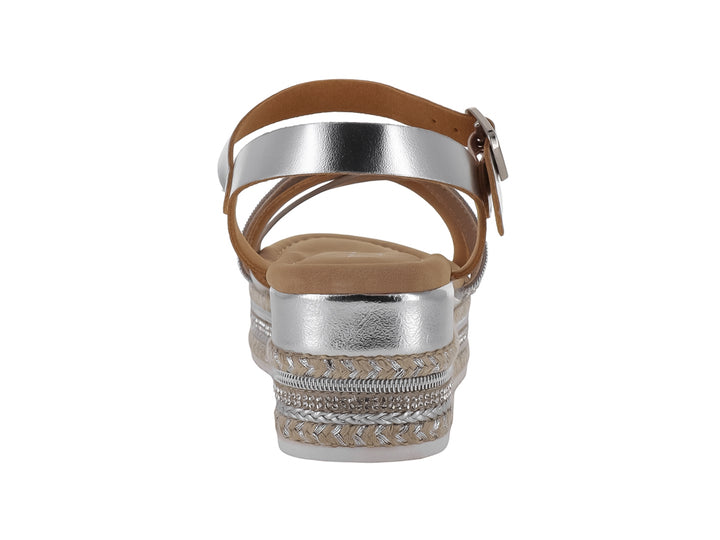 Sandalia de plataforma color plata con suela de yute y tiras cruzadas.