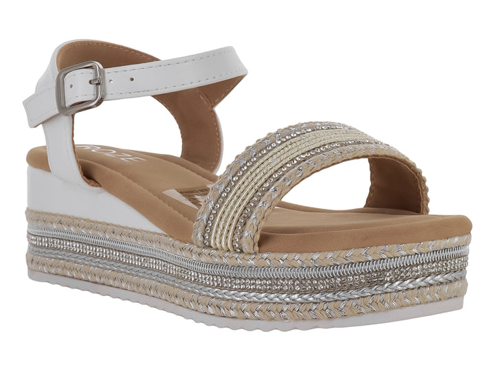 Sandalia de plataforma blanca con detalles plateados y beige en la suela y correa frontal.
