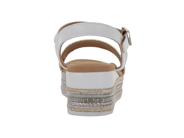 Sandalia de plataforma blanca con detalles plateados y beige en la suela y correa frontal.