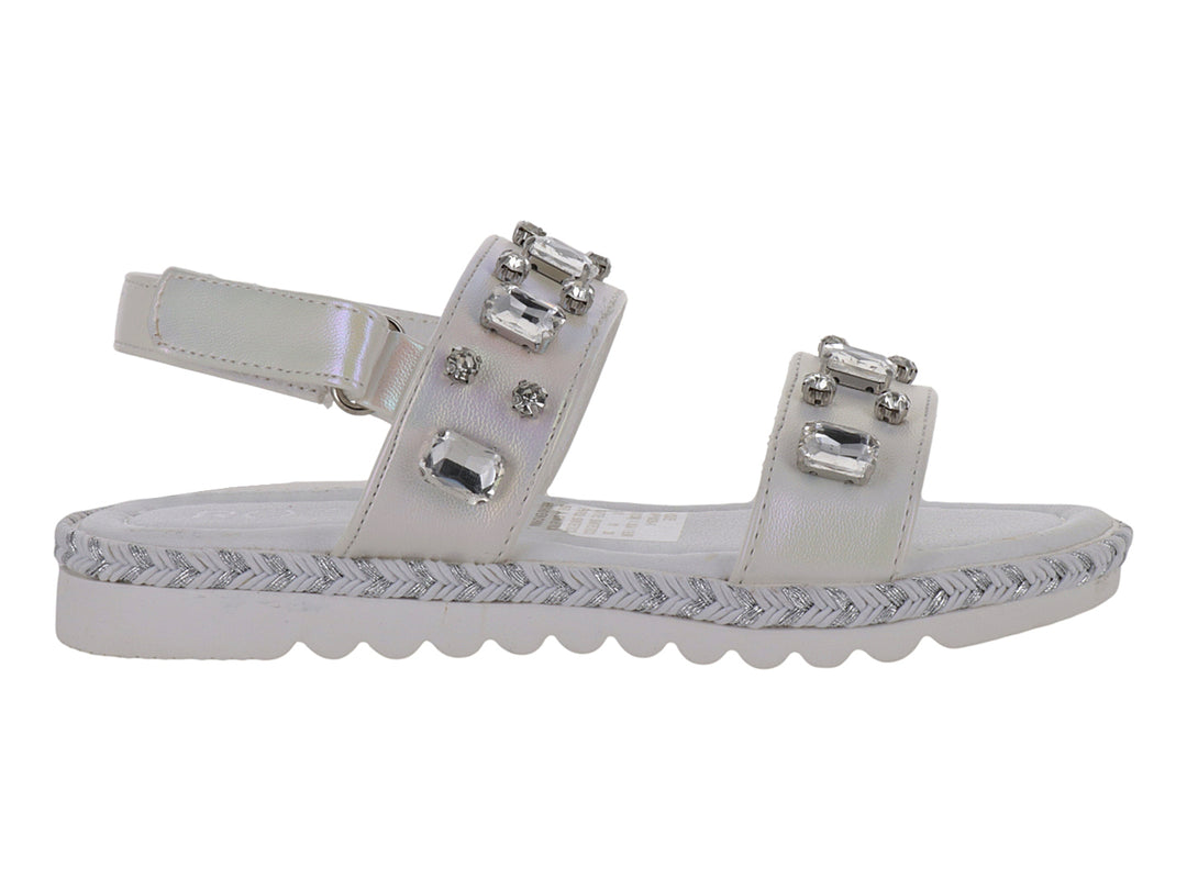 Sandalia blanca para niña con adornos de pedrería y borde plateado brillante en la suela.