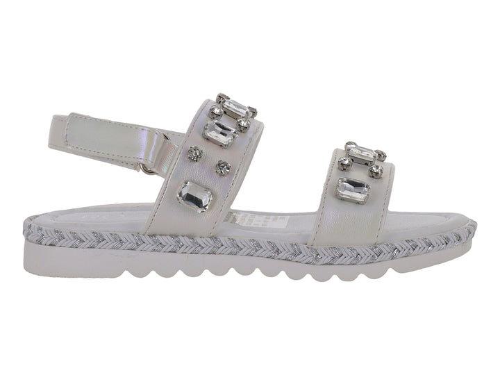 Sandalia blanca para niña con adornos de pedrería y borde plateado brillante en la suela.