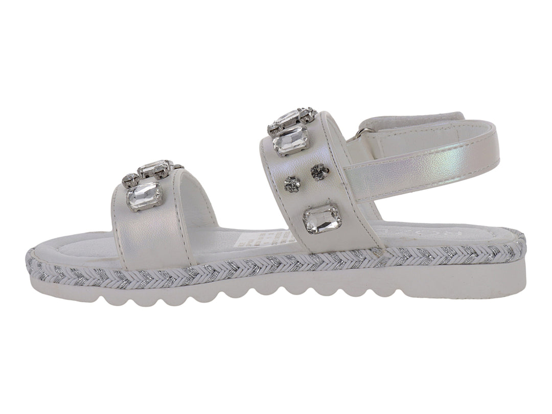 Sandalia blanca para niña con adornos de pedrería y borde plateado brillante en la suela.