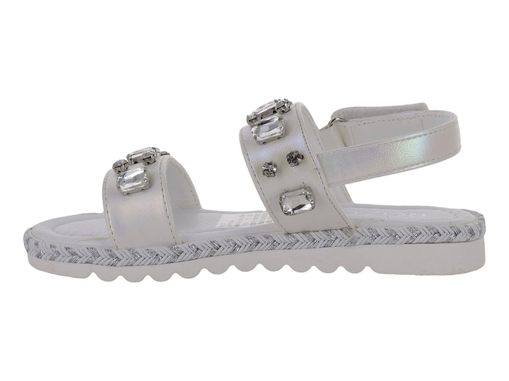 Sandalia blanca para niña con adornos de pedrería y borde plateado brillante en la suela.