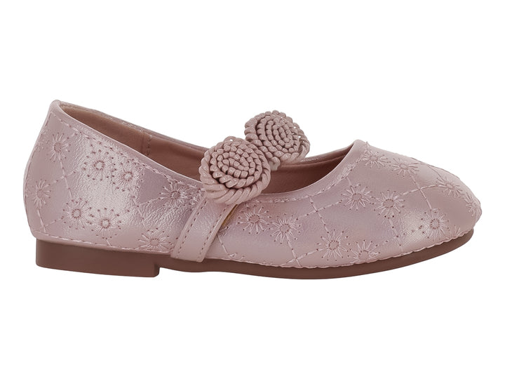 Zapato plano rosa para niña con diseño de flores en relieve y pompones decorativos.