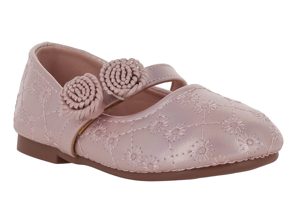 Zapato plano rosa para niña con diseño de flores en relieve y pompones decorativos.