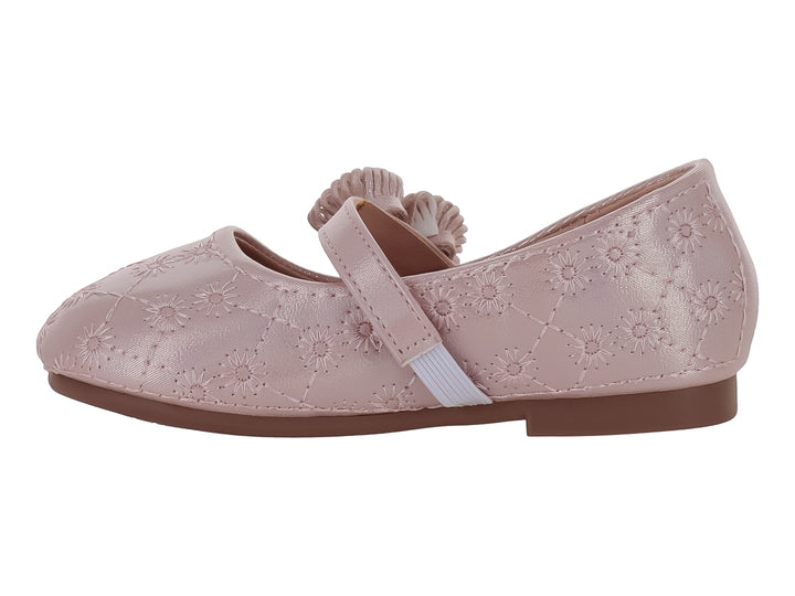 Zapato plano rosa para niña con diseño de flores en relieve y pompones decorativos.