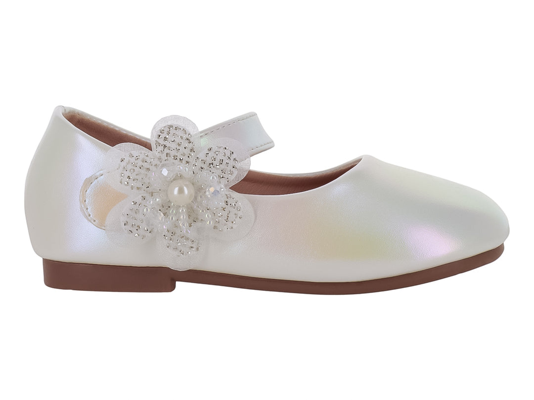 Zapato plano blanco para niña con adorno de flor brillante y perla central.