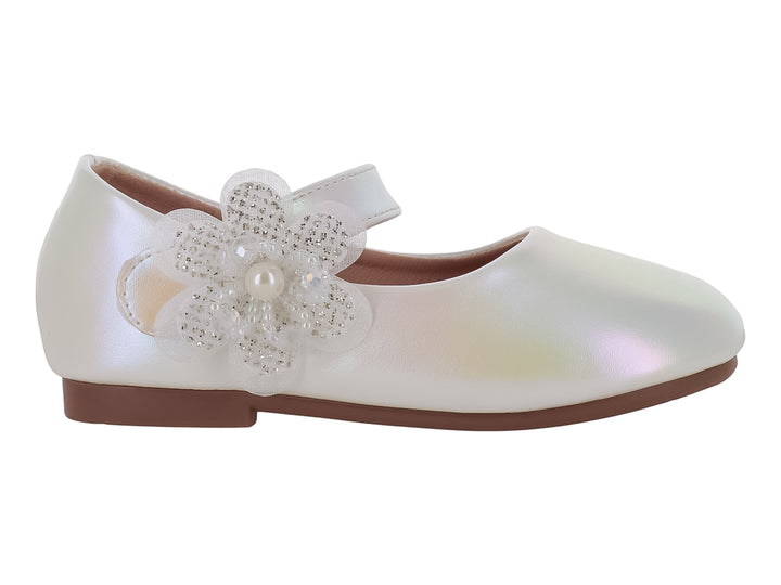 Zapato plano blanco para niña con adorno de flor brillante y perla central.
