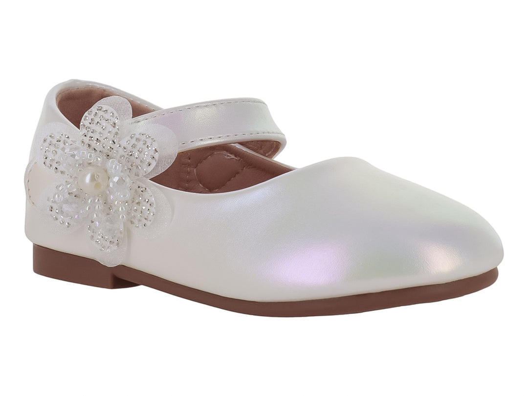 Zapato plano blanco para niña con adorno de flor brillante y perla central.
