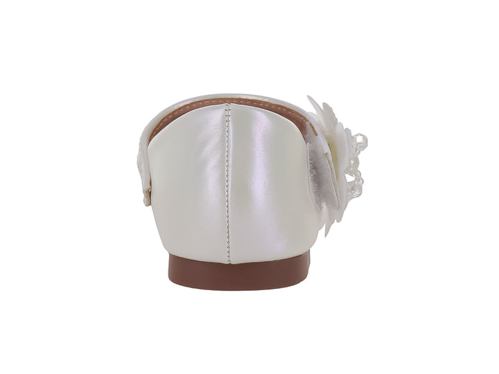 Zapato plano blanco para niña con adorno de flor brillante y perla central.