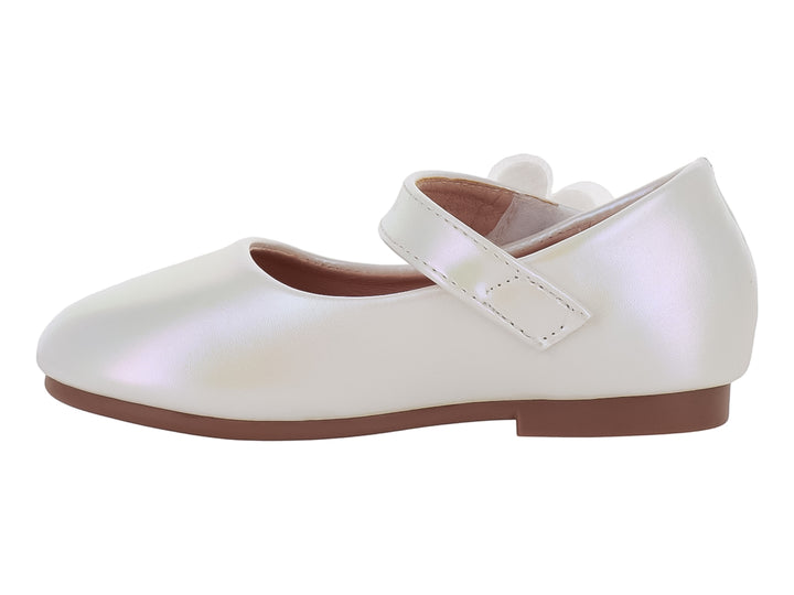 Zapato plano blanco para niña con adorno de flor brillante y perla central.