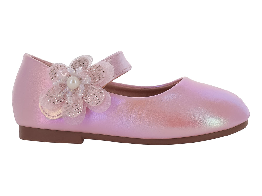 Zapato plano rosa brillante para niña con adorno de flor y perla.