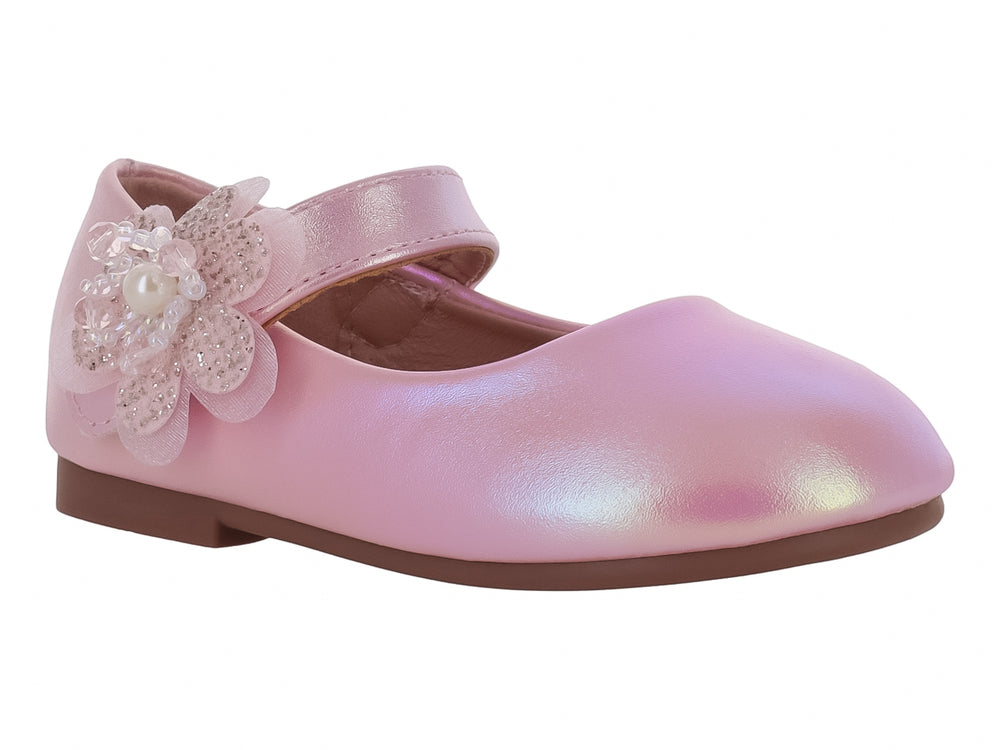 Zapato plano rosa brillante para niña con adorno de flor y perla.