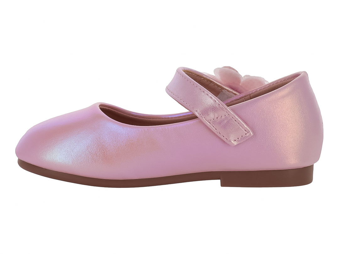 Zapato plano rosa brillante para niña con adorno de flor y perla.