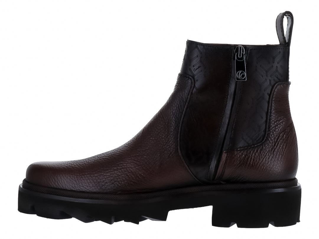 Bota de cuero color nuez con suela negra gruesa y dentada, diseño casual para Hombre.