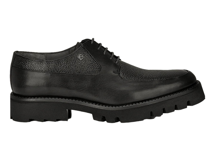 Zapato Cuadra color negro de cuero con suela track gruesa y cordones.