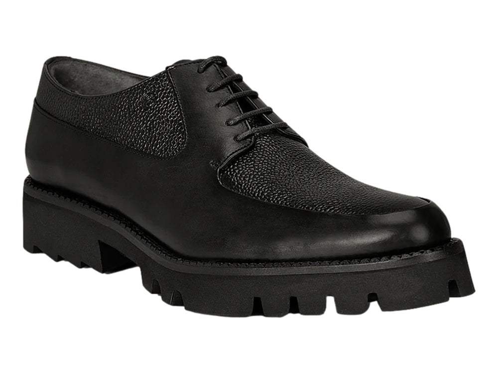 Zapato Cuadra color negro de cuero con suela track gruesa y cordones.