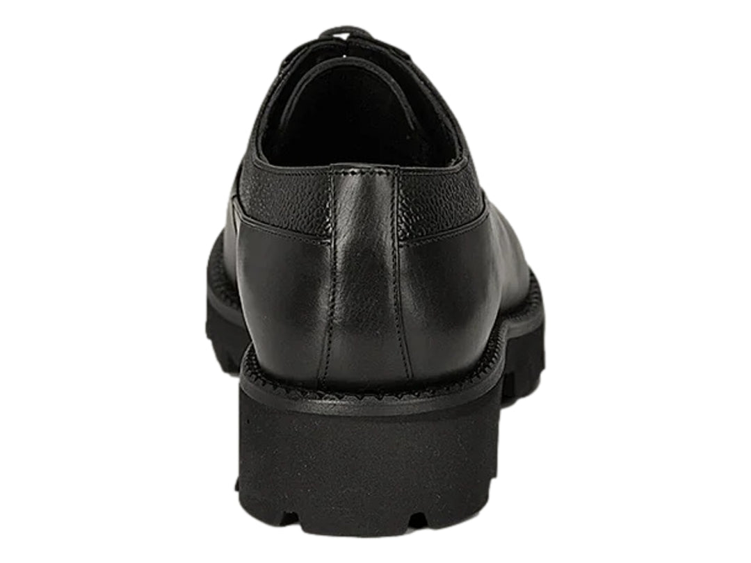 Zapato Cuadra color negro de cuero con suela track gruesa y cordones.