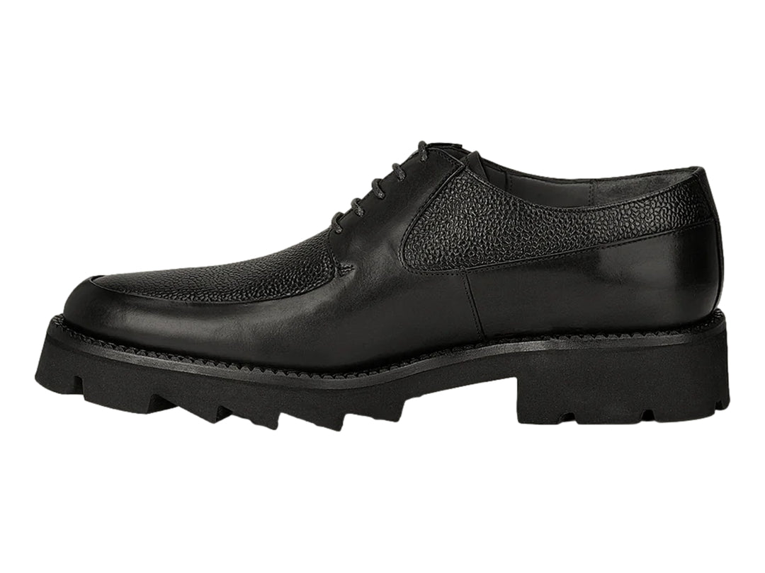 Zapato Cuadra color negro de cuero con suela track gruesa y cordones.