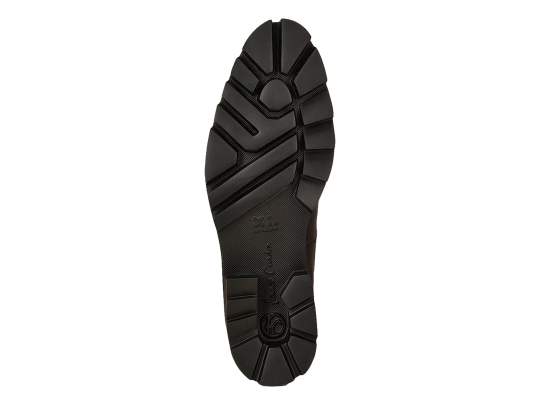 Zapato Cuadra color negro de cuero con suela track gruesa y cordones.