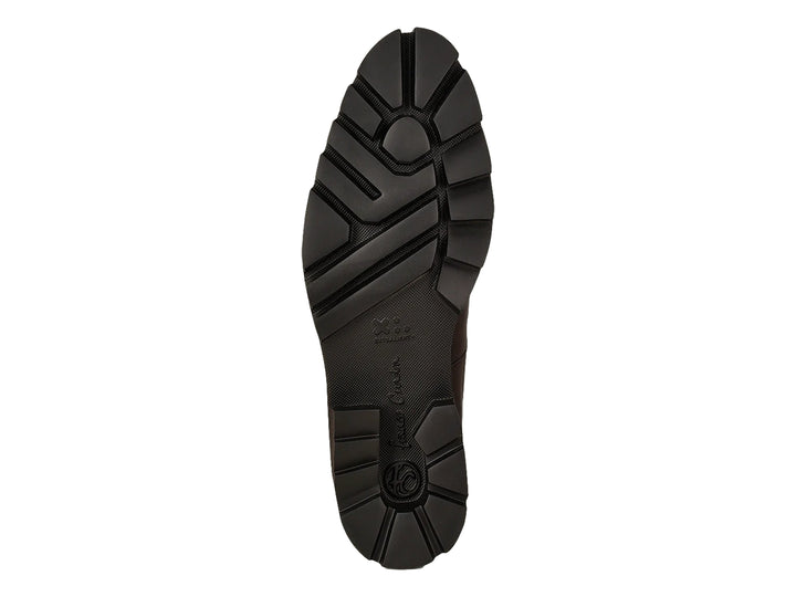 Zapato Cuadra color negro de cuero con suela track gruesa y cordones.