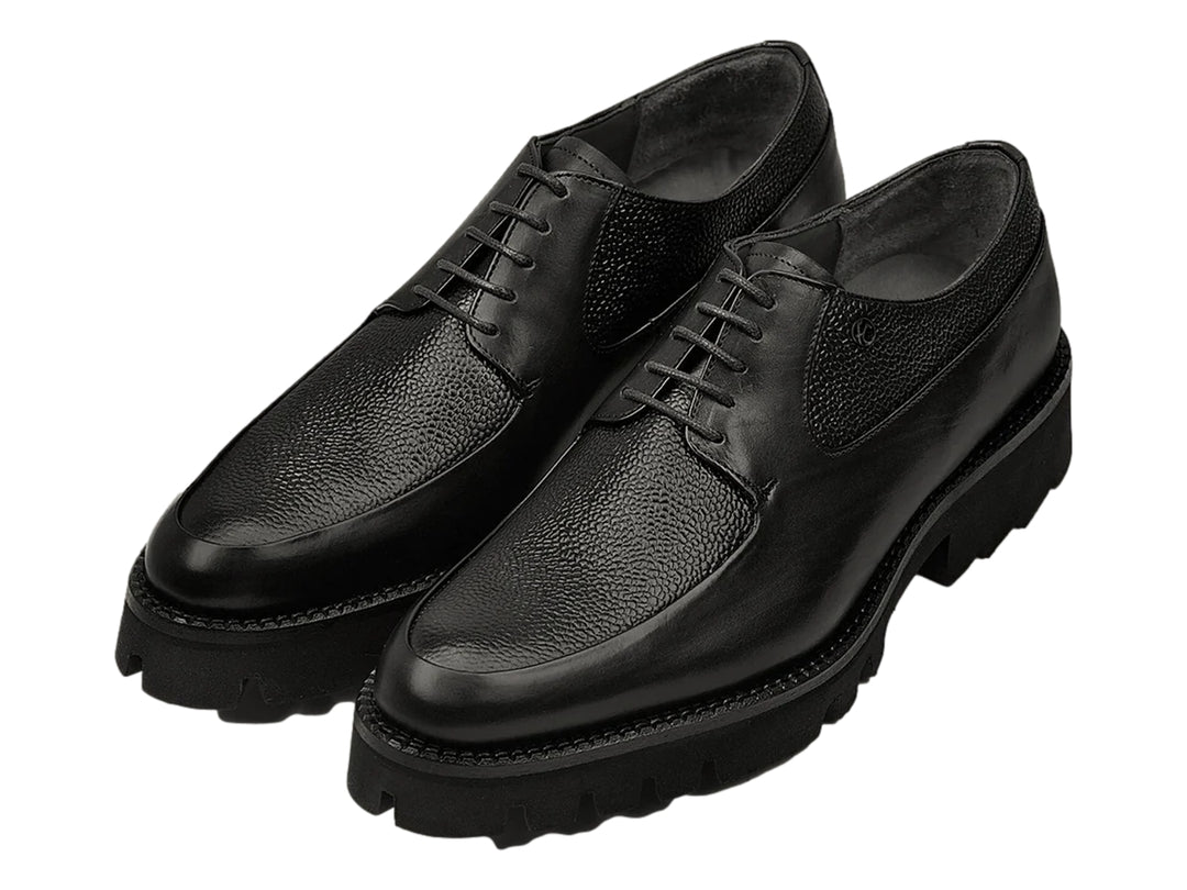 Zapato Cuadra color negro de cuero con suela track gruesa y cordones.
