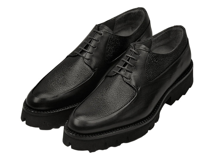 Zapato Cuadra color negro de cuero con suela track gruesa y cordones.