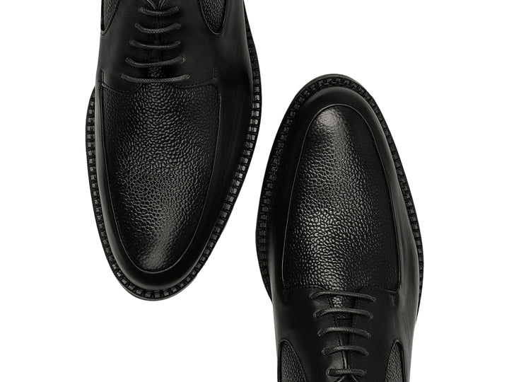 Zapato Cuadra color negro de cuero con suela track gruesa y cordones.