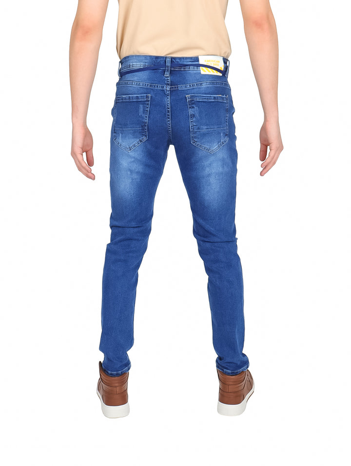 Hombre vistiendo pantalones jeans color azul con efecto desgastado y cintura ajustable.