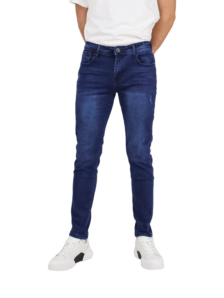 Pantalones jeans de mezclilla azul oscuro con corte ajustado.