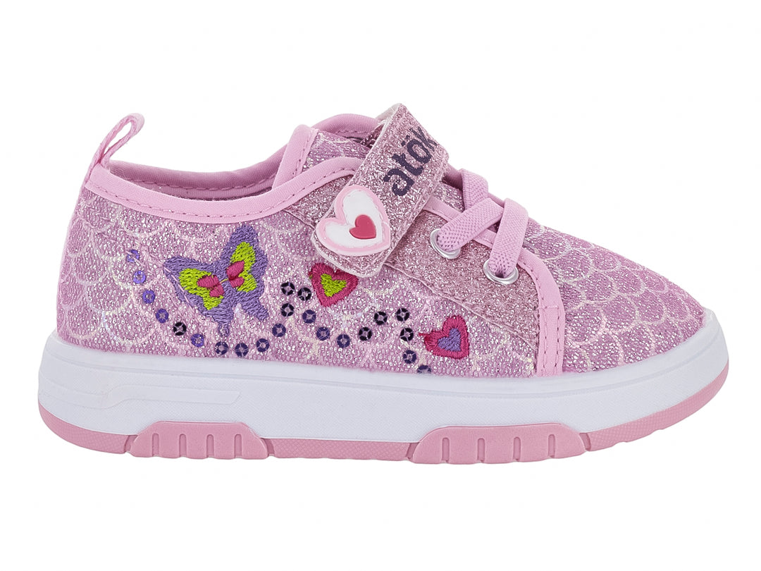 Tenis rosas para niña con acabado brillante, decoraciones de mariposas y corazones, y suela blanca.