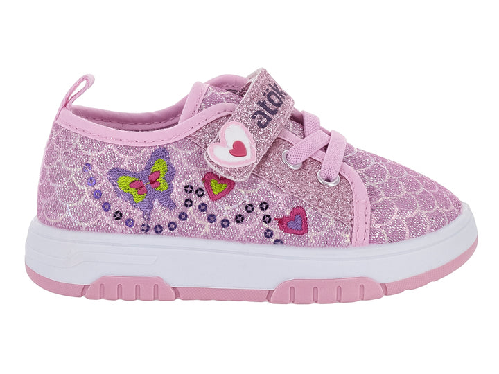 Tenis rosas para niña con acabado brillante, decoraciones de mariposas y corazones, y suela blanca.