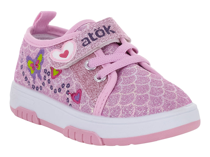 Tenis rosas para niña con acabado brillante, decoraciones de mariposas y corazones, y suela blanca.