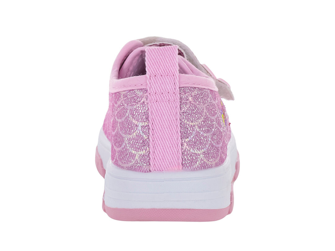 Tenis rosas para niña con acabado brillante, decoraciones de mariposas y corazones, y suela blanca.