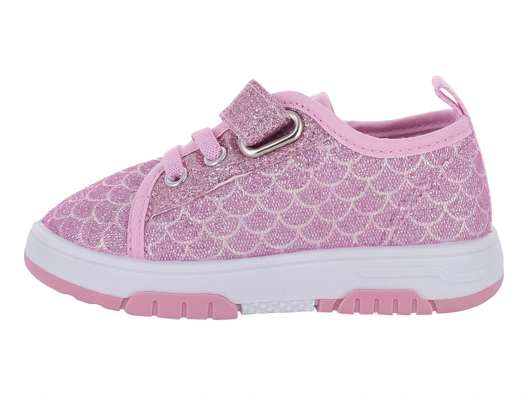 Tenis rosas para niña con acabado brillante, decoraciones de mariposas y corazones, y suela blanca.