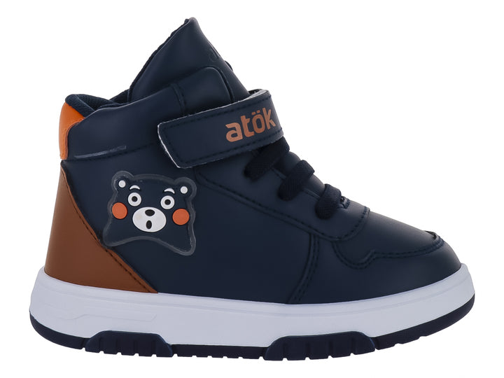 Tenis infantiles color azul marino con detalles en café, suela blanca y un parche decorativo de oso.