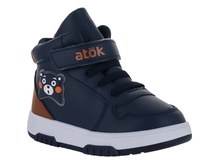 Tenis infantiles color azul marino con detalles en café, suela blanca y un parche decorativo de oso.