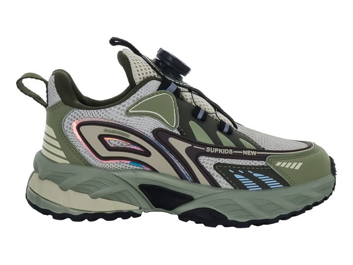 Tenis deportivos para niño color khaki con suela robusta y sistema de ajuste rápido.