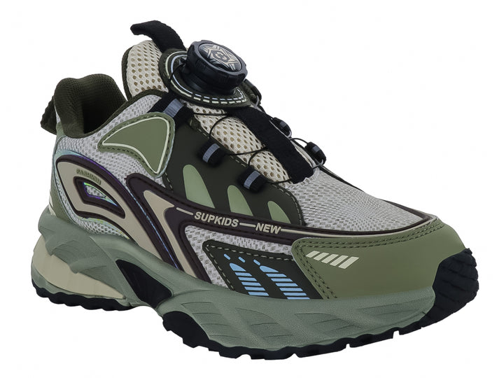 Tenis deportivos para niño color khaki con suela robusta y sistema de ajuste rápido.