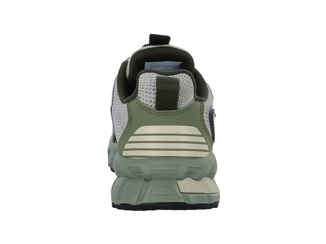 Tenis deportivos para niño color khaki con suela robusta y sistema de ajuste rápido.