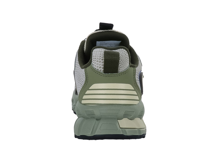 Tenis deportivos para niño color khaki con suela robusta y sistema de ajuste rápido.